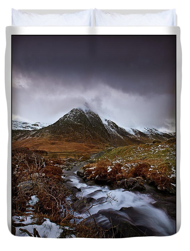 Landscape Duvet Cover featuring the photograph Tryfan by B Cash