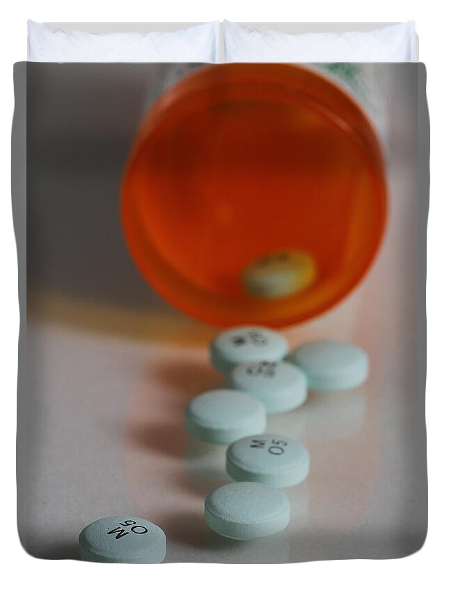 Medical Duvet Cover featuring the photograph Oxybutynin Pills #1 by Photo Researchers, Inc.