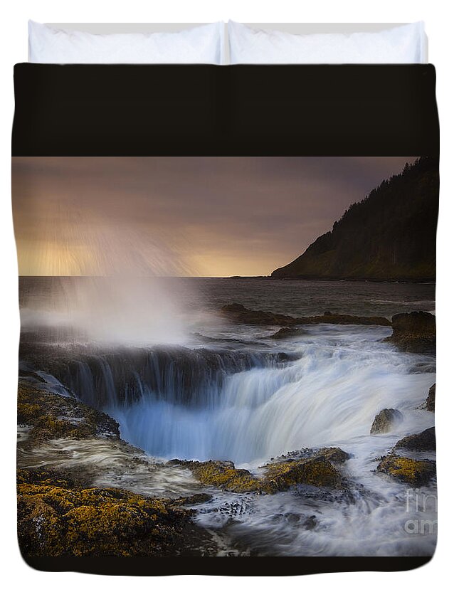 Coast Duvet Cover featuring the photograph Thor's Well #1 by Keith Kapple