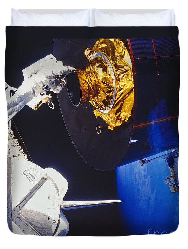 Space Travel Duvet Cover featuring the photograph Discovery Spacewalk #1 by Science Source
