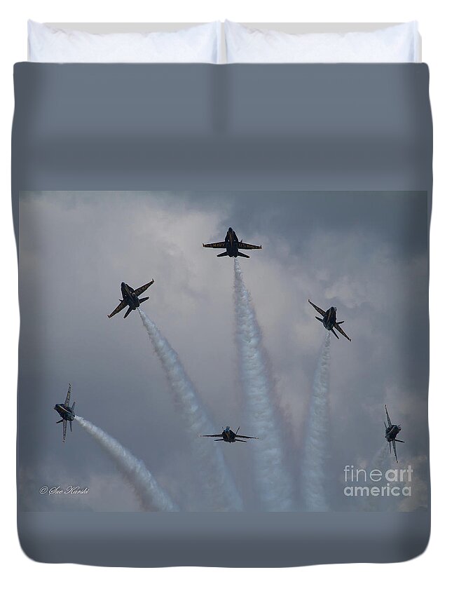 Airshow Duvet Cover featuring the photograph Angel Star Burst by Sue Karski