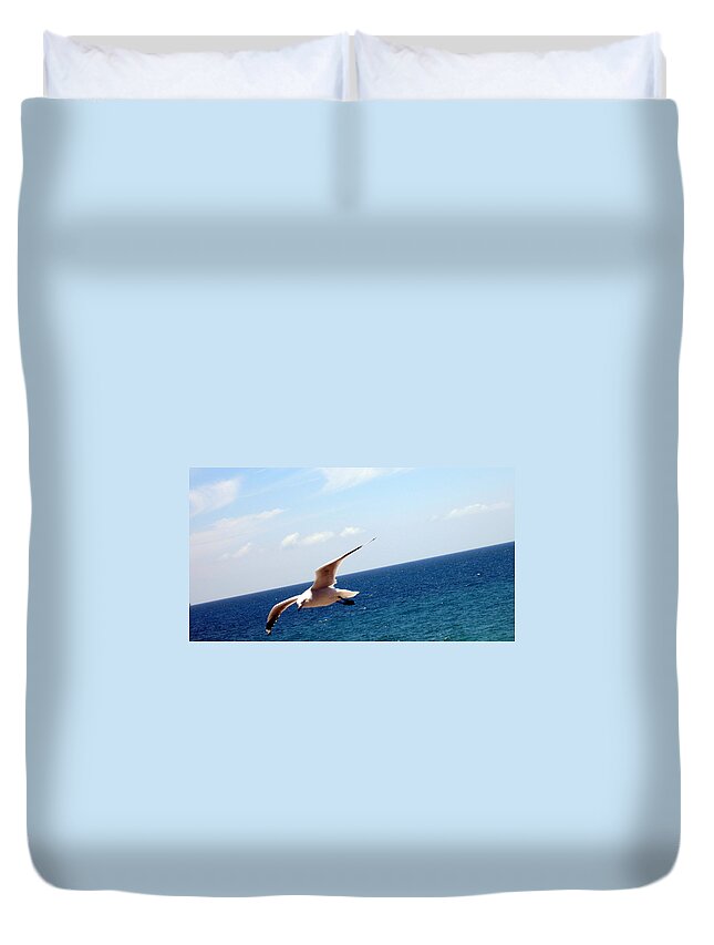 Flight Duvet Cover featuring the photograph Be Free by Roberto Gagliardi