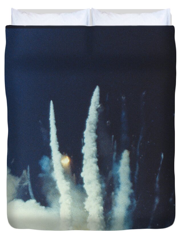 Space Travel Duvet Cover featuring the photograph Challenger Disaster by Science Source