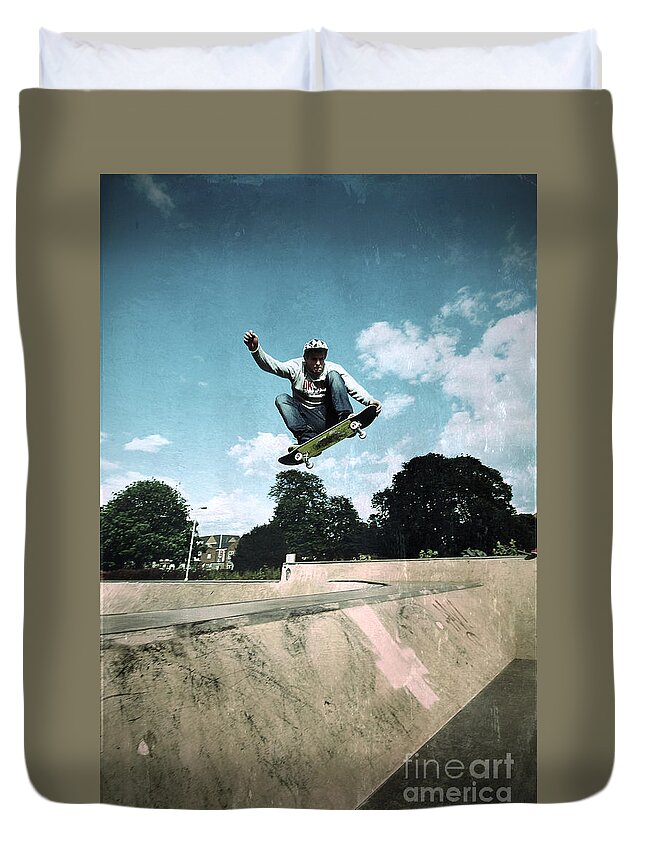 Yhun Suarez Duvet Cover featuring the photograph Fly High by Yhun Suarez