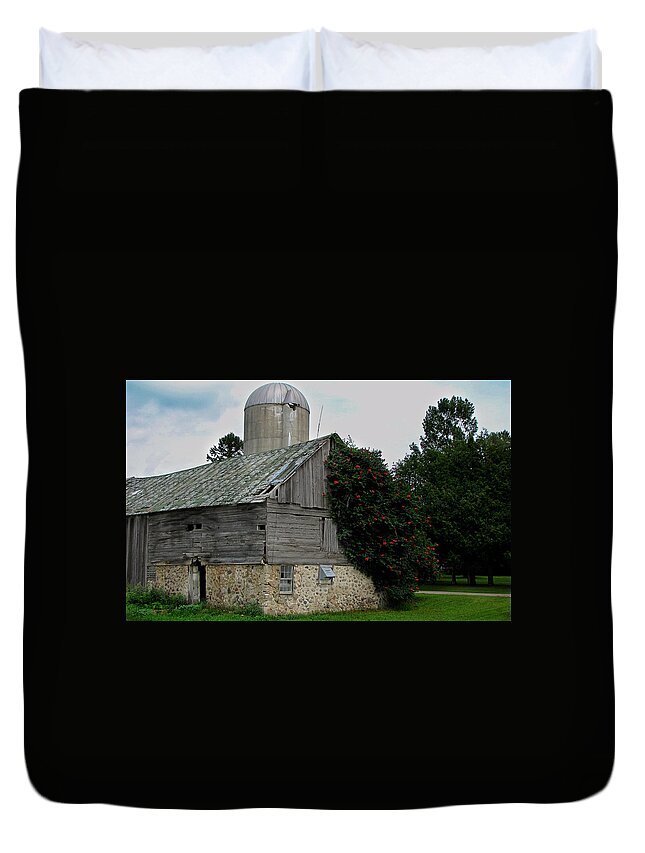 Architectural Photographs Duvet Cover featuring the photograph Honey Suckle Barn by Ms Judi