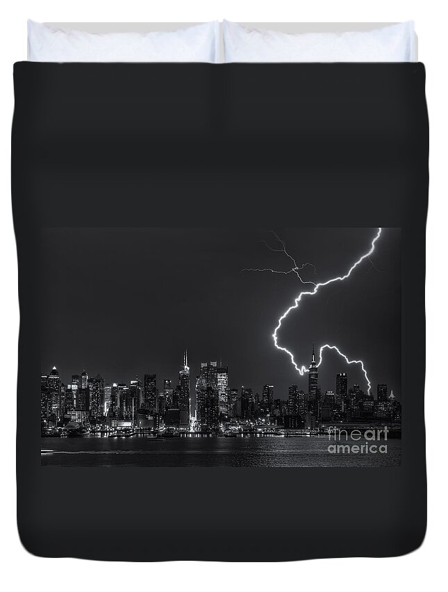 Clarence Holmes Duvet Cover featuring the photograph Lightning Over New York City VIII by Clarence Holmes