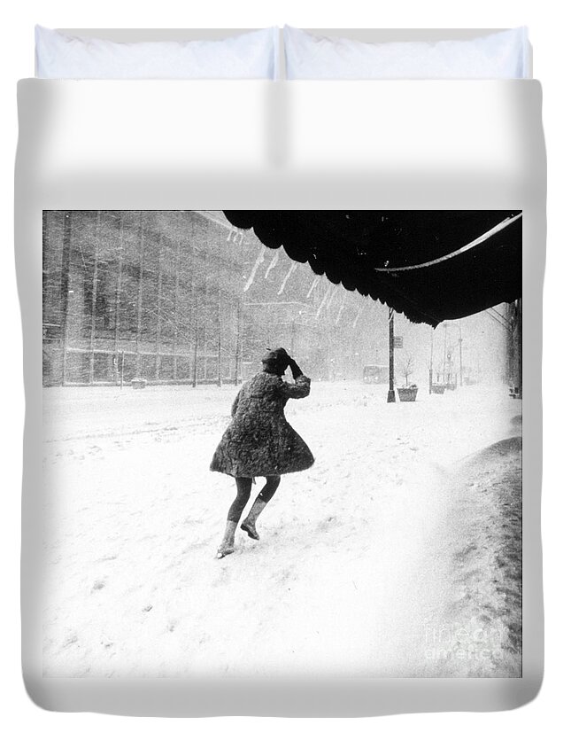 Science Duvet Cover featuring the photograph Manhattan Snowstorm, 1969 by Science Source