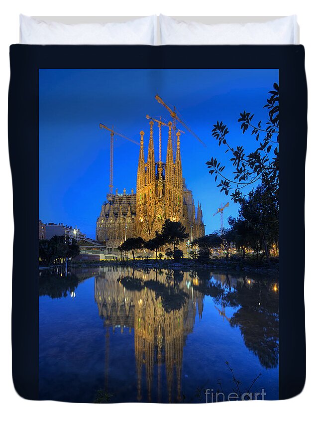 Yhun Suarez Duvet Cover featuring the photograph Sagrada Familia At Dusk by Yhun Suarez