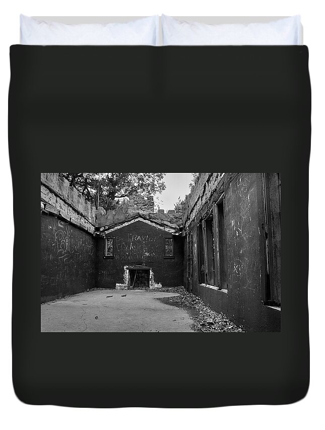 Buildings Duvet Cover featuring the photograph Talking Walls by Ron Cline