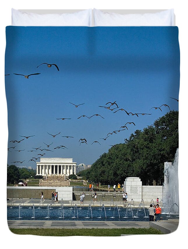 Scenic Duvet Cover featuring the photograph The World War II Memorial--Geese Incoming DS029 by Gerry Gantt