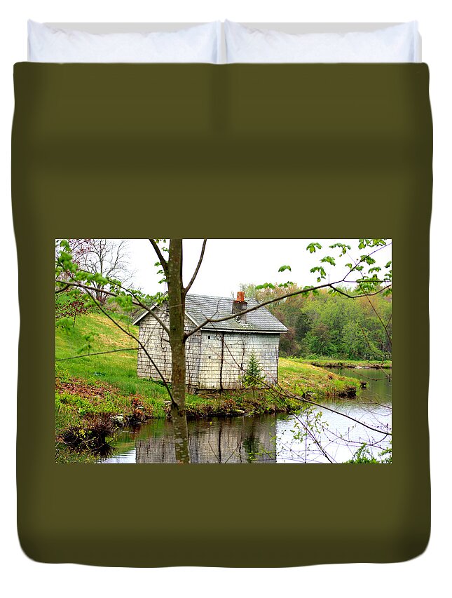 Well House Duvet Cover featuring the photograph Well House beyond the trees by Kim Galluzzo