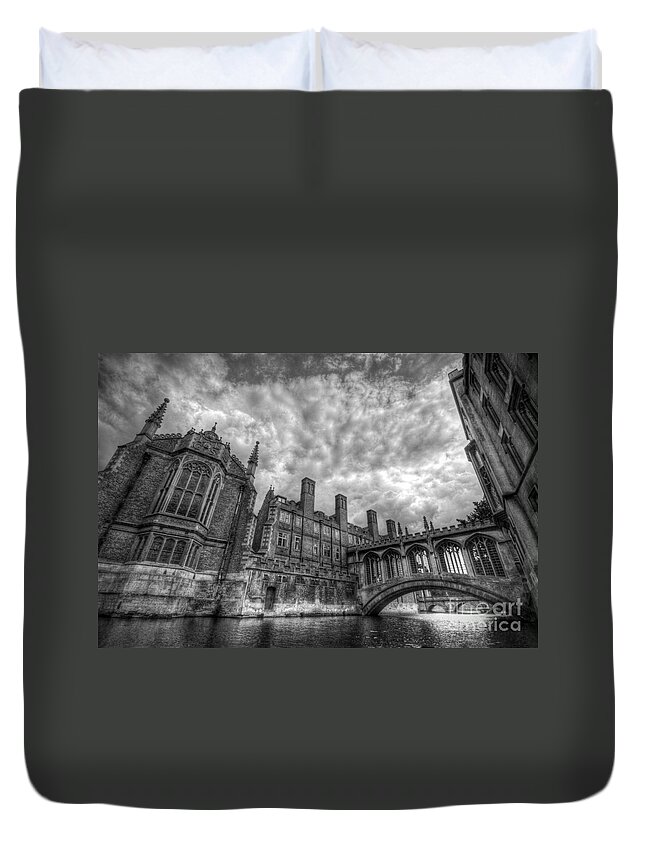 Art Duvet Cover featuring the photograph Bridge Of Sighs - Cambridge by Yhun Suarez