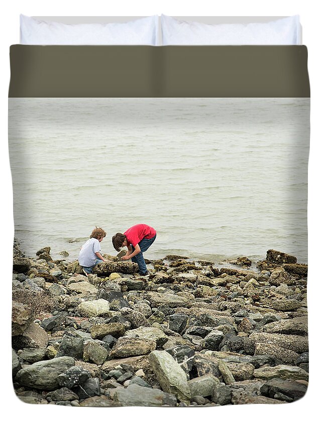 Boulevard Park Duvet Cover featuring the photograph Crab Hunters #1 by Tom Cochran