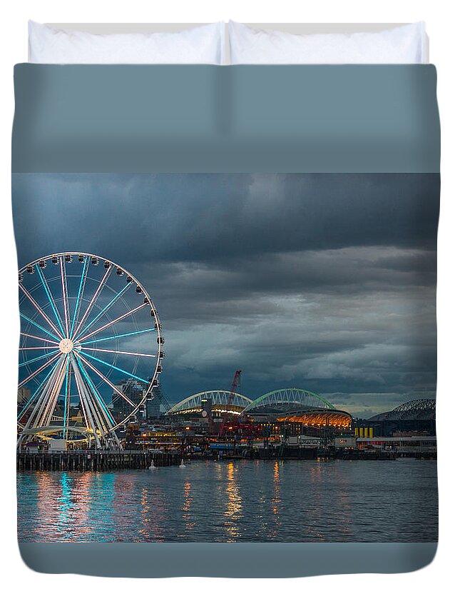 Seattle Waterfront Duvet Cover featuring the photograph Great Wheel by Jerry Cahill