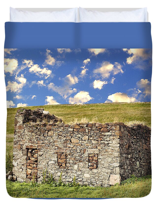 Old Homestead Duvet Cover featuring the photograph Homestead #2 by Dominic Piperata