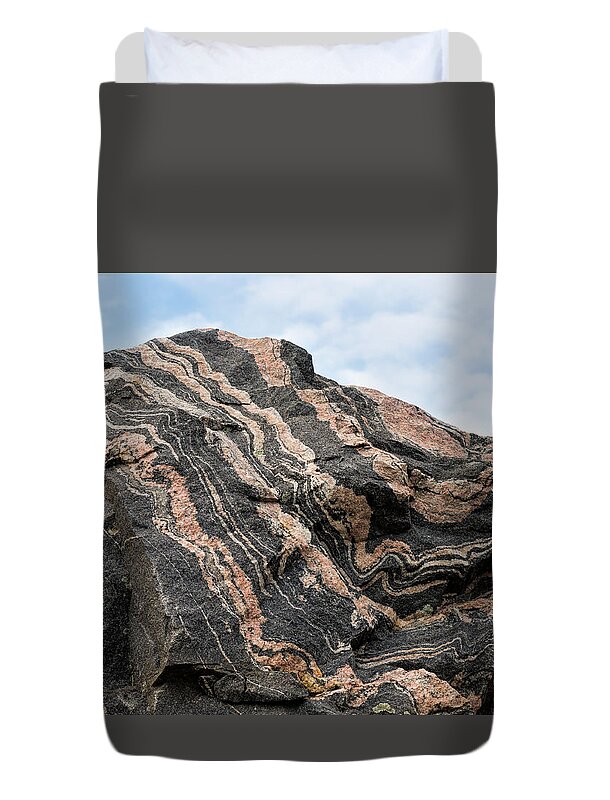 Abstract Duvet Cover featuring the photograph Pattern in a granite rock #1 by Les Palenik