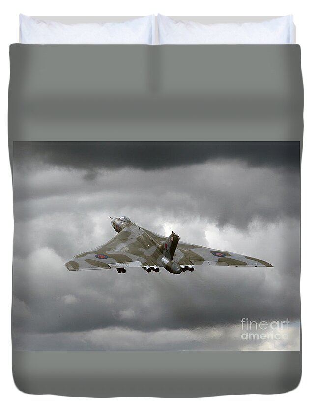 Avro Vulcan Duvet Cover featuring the photograph Vulcan to the sky #1 by Ang El