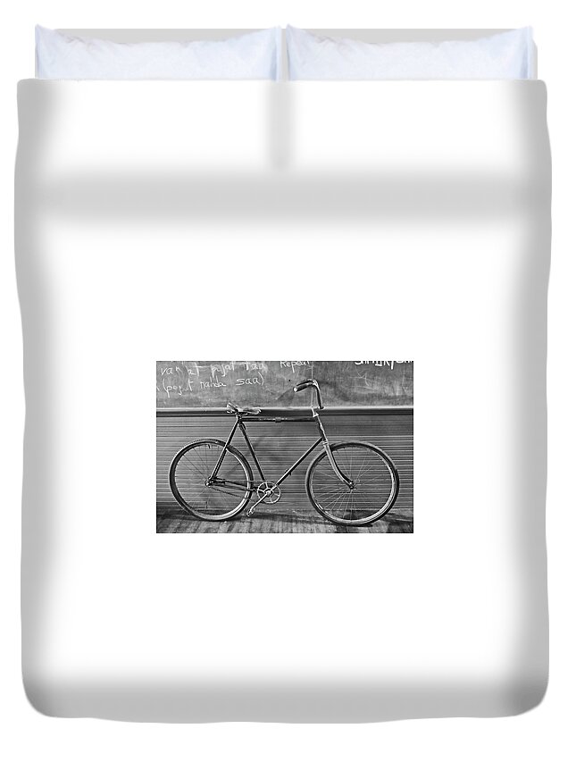 Black And White Photo Of Antique Bike Duvet Cover featuring the photograph 1895 Bicycle by Joan Reese