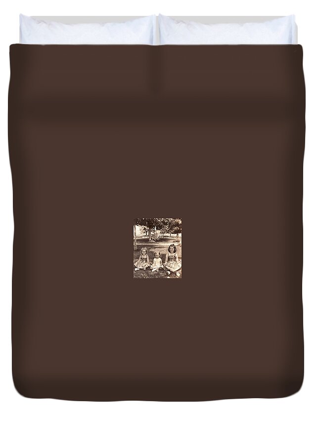 Juadane Duvet Cover featuring the photograph 3 Sisters by Quwatha Valentine