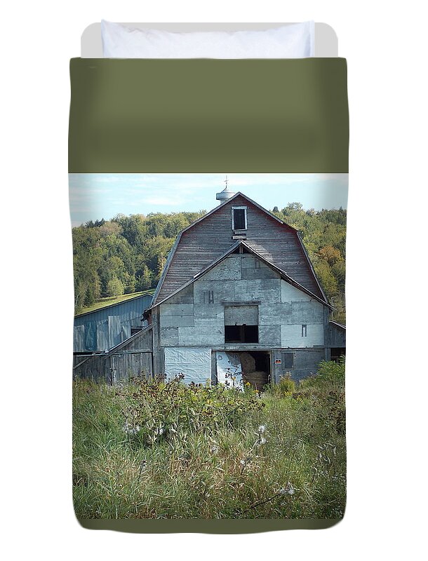 Johnson Duvet Cover featuring the photograph Abandoned Barn by Catherine Gagne