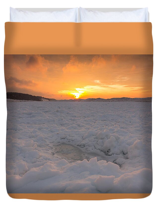 Upper Peninsula Duvet Cover featuring the photograph Agate Beach Ice Shelf by Lee and Michael Beek