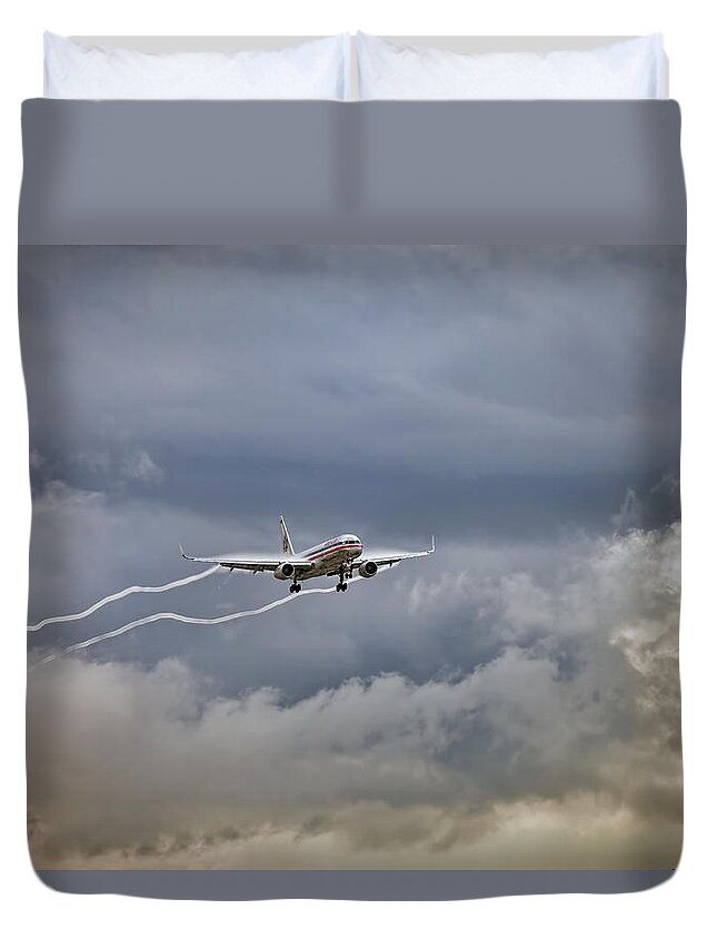 Aa Aircraft Landing Duvet Cover featuring the photograph American aircraft landing by Juan Carlos Ferro Duque