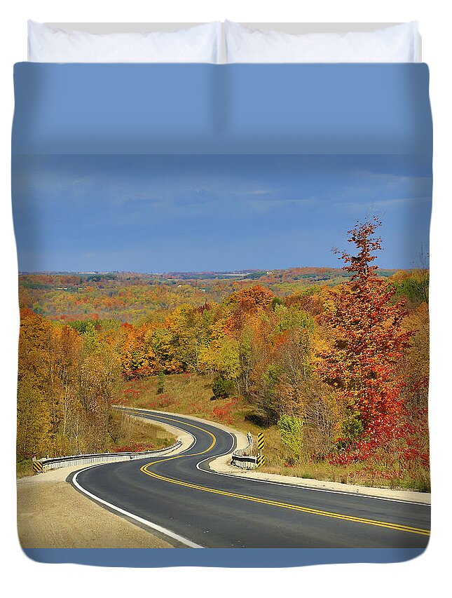  Mono Duvet Cover featuring the photograph Autumn in the Hockley Valley by Gary Hall
