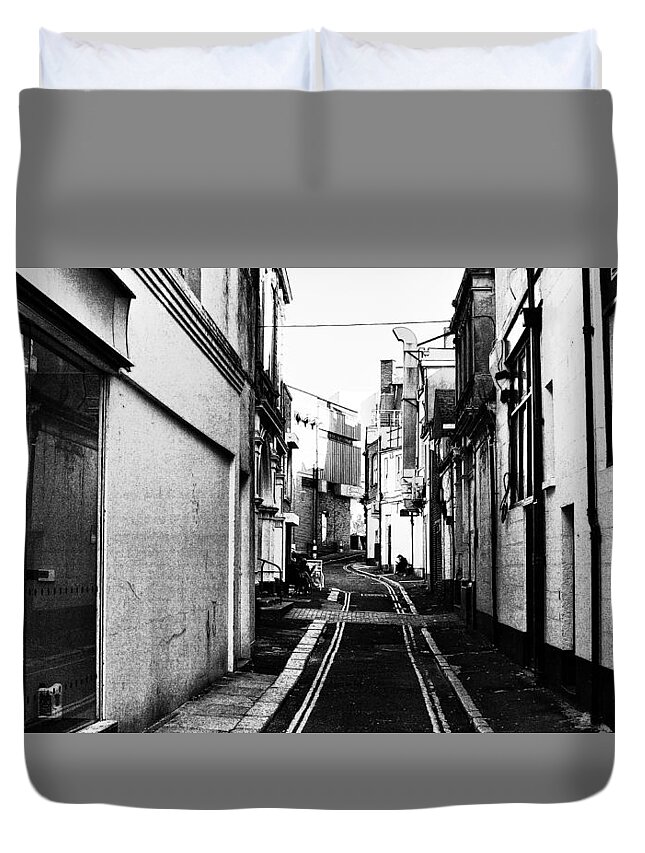 Street Photography Duvet Cover featuring the photograph Backstreet by Pedro Fernandez