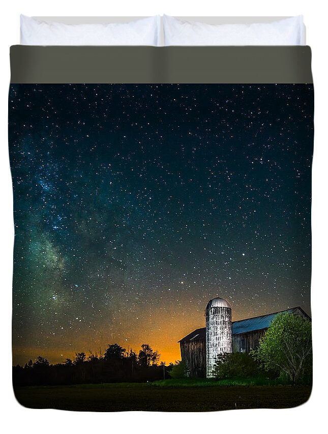 Landscape Duvet Cover featuring the photograph Barn below the heavens by Chris Bordeleau