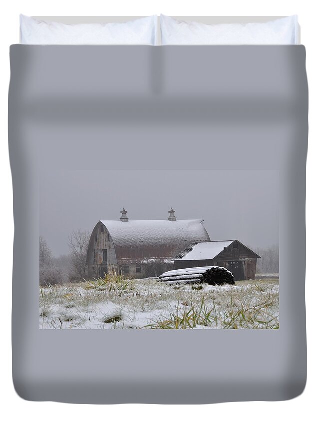 Barn Duvet Cover featuring the photograph Barn In Winter by Mark Fuller