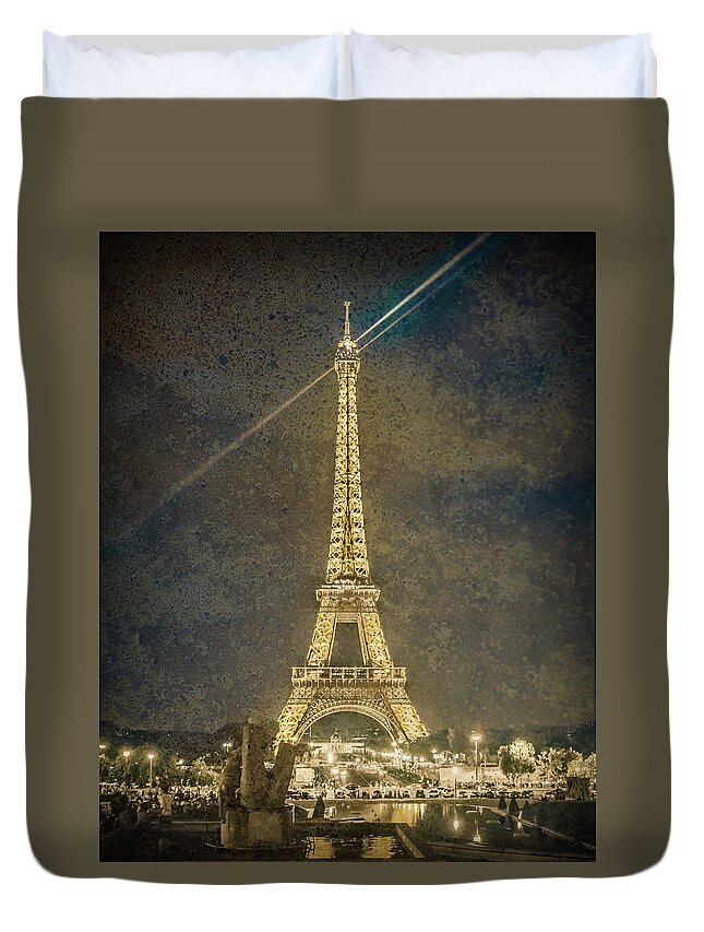 Eiffel Tower Duvet Cover featuring the photograph Paris, France - Beacon by Mark Forte