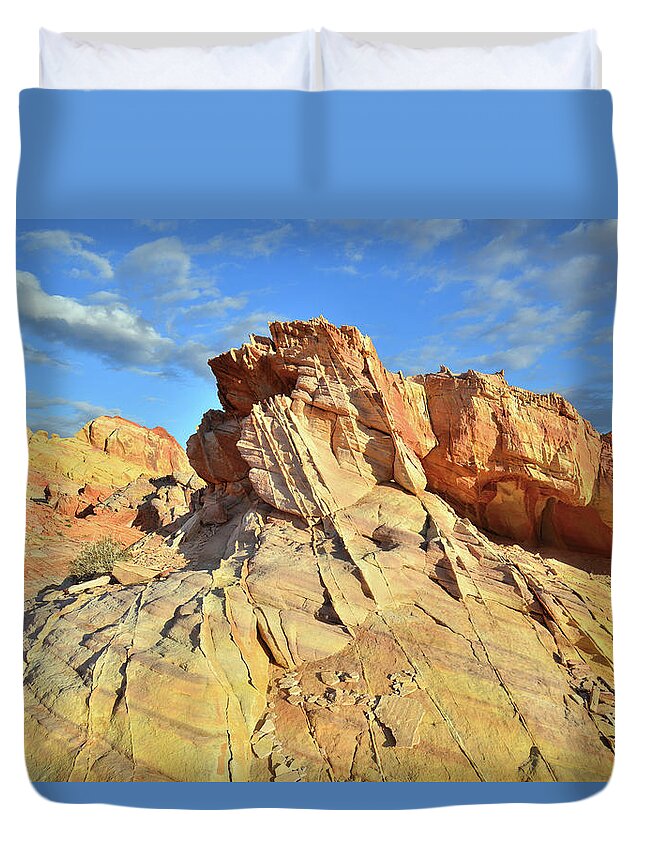 Valley Of Fire State Park Duvet Cover featuring the photograph Beautiful Sandstone Cropping in Valley of Fire by Ray Mathis