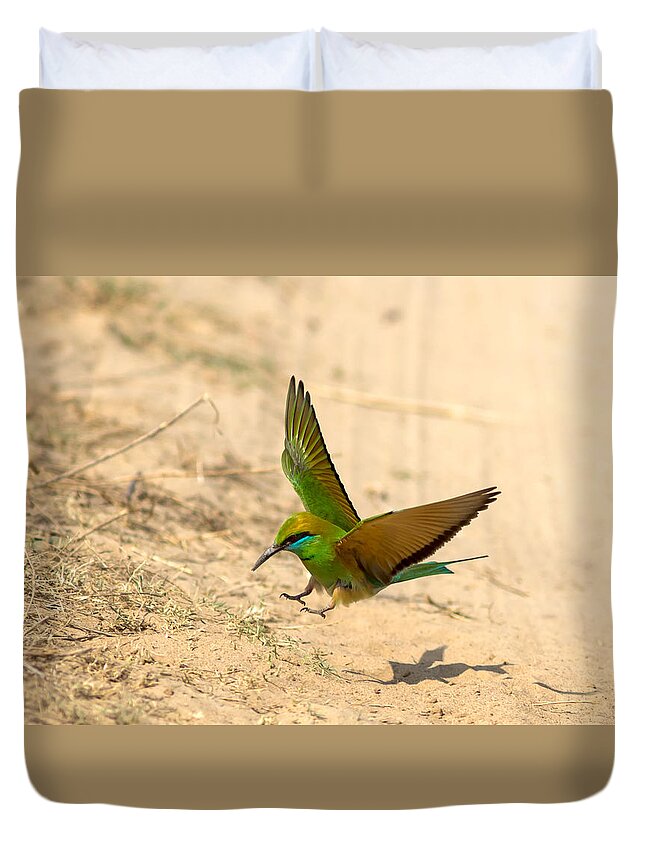 Bee Eater Duvet Cover featuring the photograph Bee Eater Landing by Ramabhadran Thirupattur