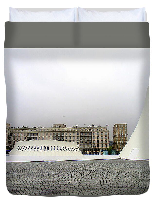 Bibliotheque Oscar Niemeyer Duvet Cover featuring the photograph Bibliotheque Oscar Niemeyer 15 by Randall Weidner