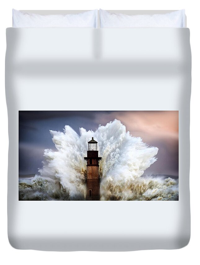 Lighthouse Duvet Cover featuring the photograph Big Wave by Greg Waters