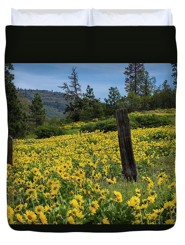 Oregon Duvet Cover featuring the photograph Blooming Fence by Steven Clark