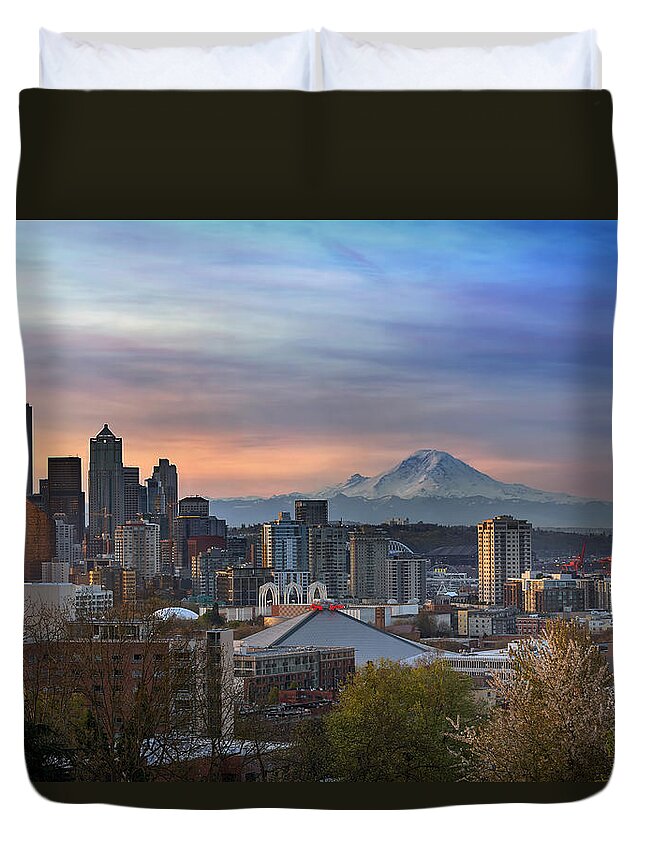 Seattle Duvet Cover featuring the photograph Breaking Dawn in Seattle by David Gn