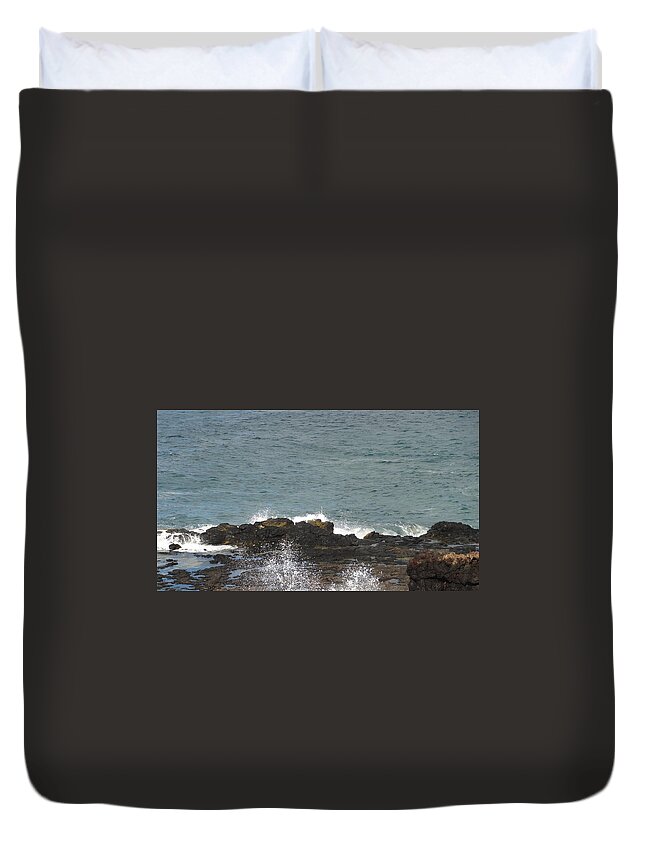 Sea Duvet Cover featuring the photograph Breaking waves by Andrew Paul