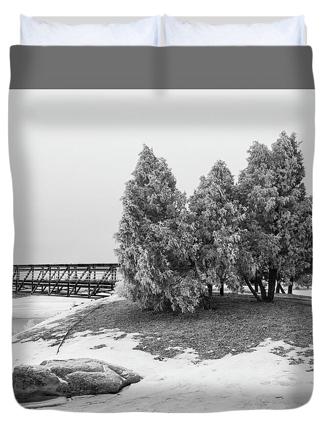 Dalbey Memorial Park Duvet Cover featuring the photograph Bridge Over Dalbey Lake by Lorraine Baum
