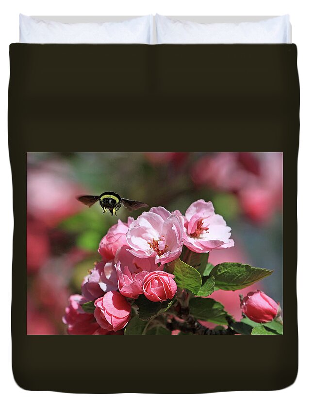 Bumblebee Duvet Cover featuring the photograph Bye-Bye by Donna Kennedy