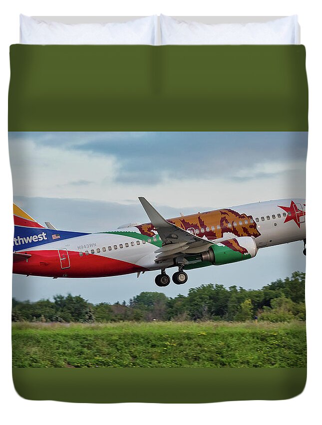 737 Duvet Cover featuring the photograph California One by Guy Whiteley