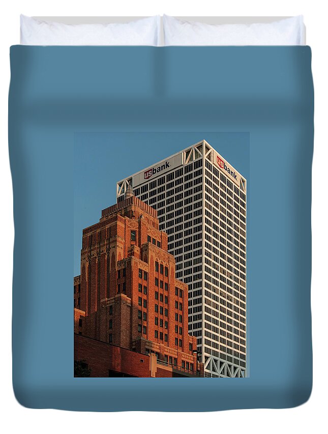 Wisconsin Gas Bldg. Duvet Cover featuring the photograph Contrasting Towers by John Roach
