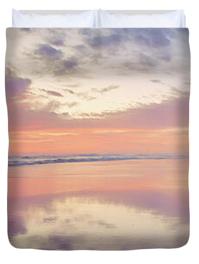 Ausrtalian City Skyline Duvet Cover featuring the photograph Daybreak in Paradise by Az Jackson