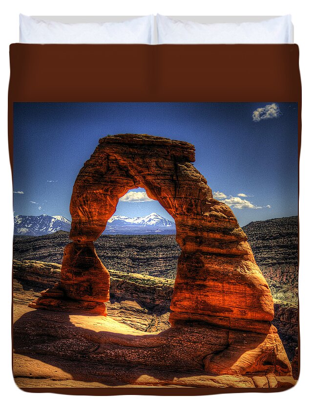 Pictorial Duvet Cover featuring the photograph Delicate Arch Framing La Sal Mountains by Roger Passman