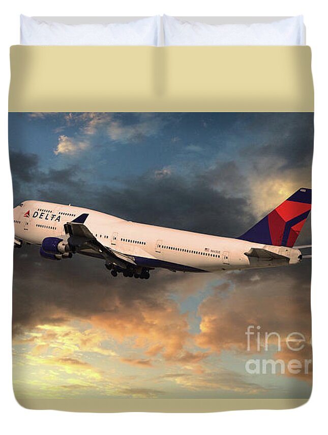Delta Duvet Cover featuring the digital art Delta Airlines Boeing 747 N633US by Airpower Art