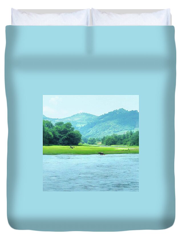 Traveller Duvet Cover featuring the photograph Animals in Li River by Kelly Santana