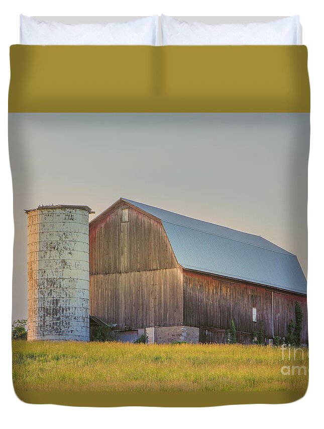 Barns Duvet Cover featuring the photograph Early Morning Barn by Rod Best