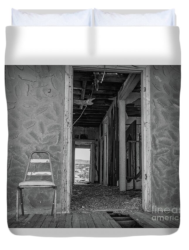 Artsy Fartsy Duvet Cover featuring the photograph Empty Chair by Jeff Hubbard