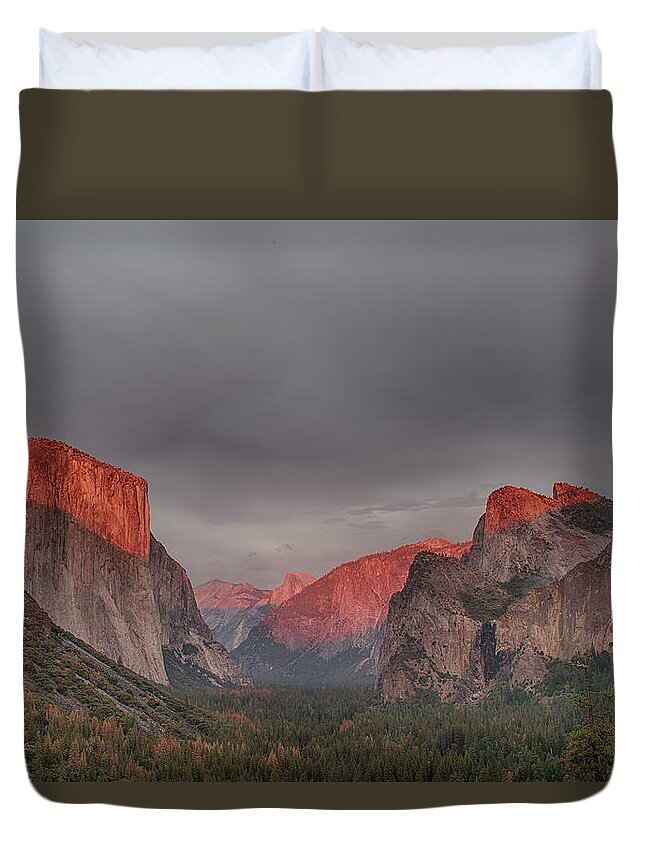 El Capital Duvet Cover featuring the photograph Evening Glow In Yosemite by Bill Roberts