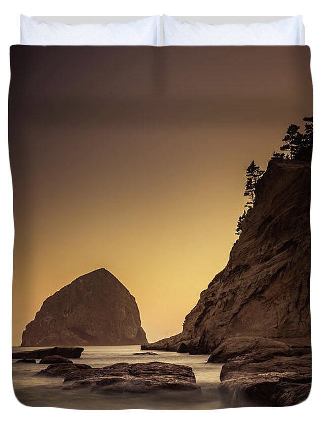 Cape Kiwanda Duvet Cover featuring the photograph Evening in the Cove by Don Schwartz